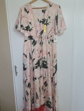Alexia Admor Light Pink Lace-Trim Dress with Subtle Floral Hues